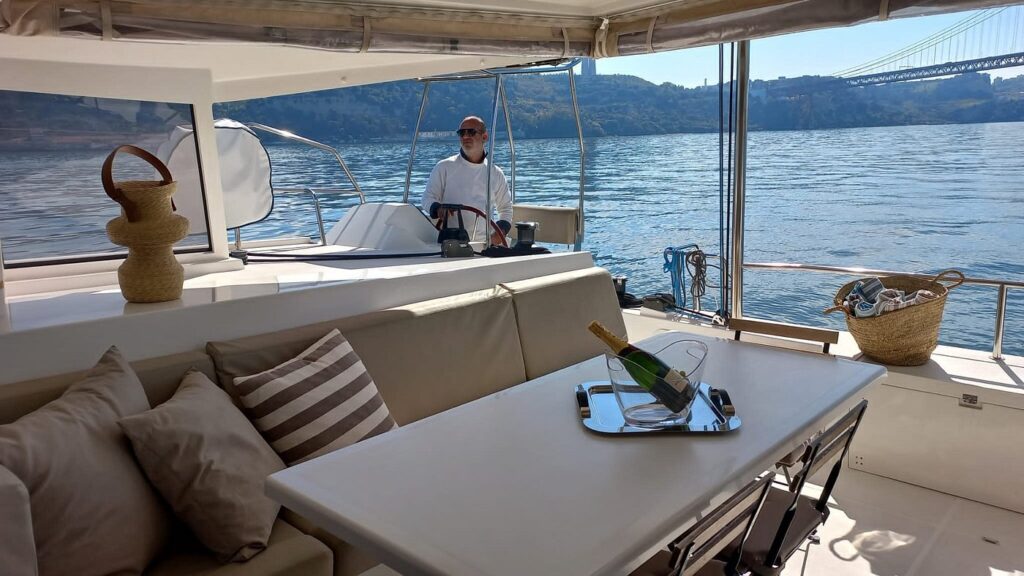 Espaçoso salão na cabine de comando de um catamarã de luxo em Lisboa.