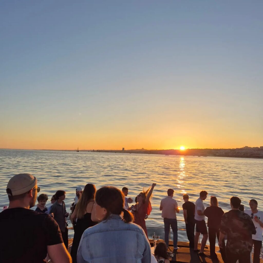 Pôr do sol em Lisboa visto de catamarã