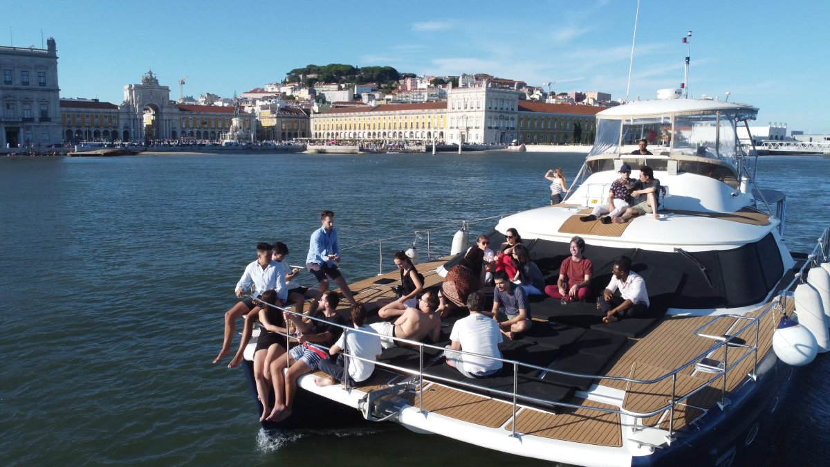 Catamarãs em Lisboa: O Guia Definitivo de Comparação e Aluguer para 2026