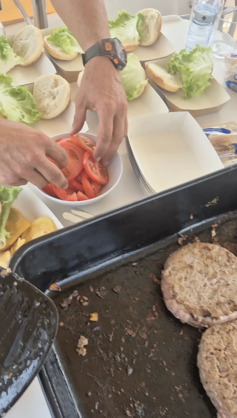 Grillen an Bord eines Katamarans