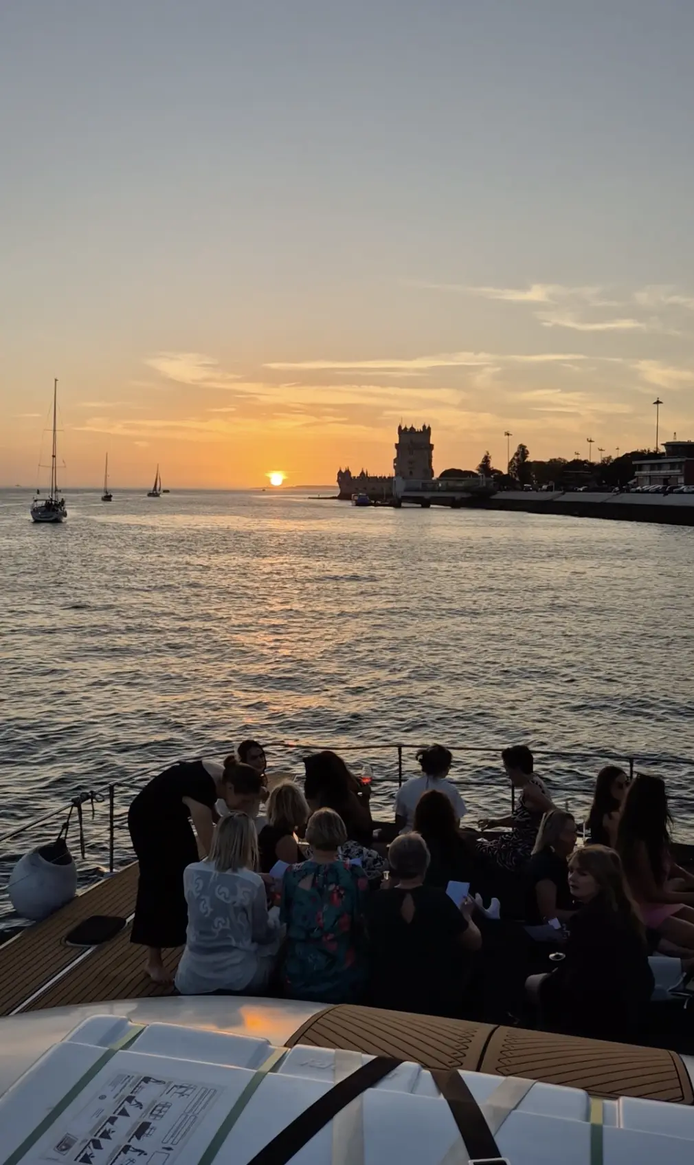 Sonnenuntergang an Bord des Katamarans Oblivion für den Junggesellenabschied